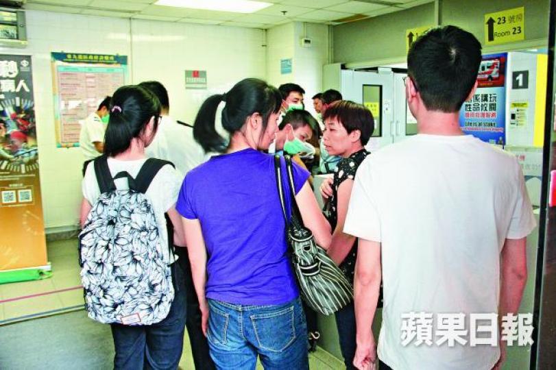 ■死者家屬趕到醫院了解事件。 ■死者家屬趕到醫院了解事件。