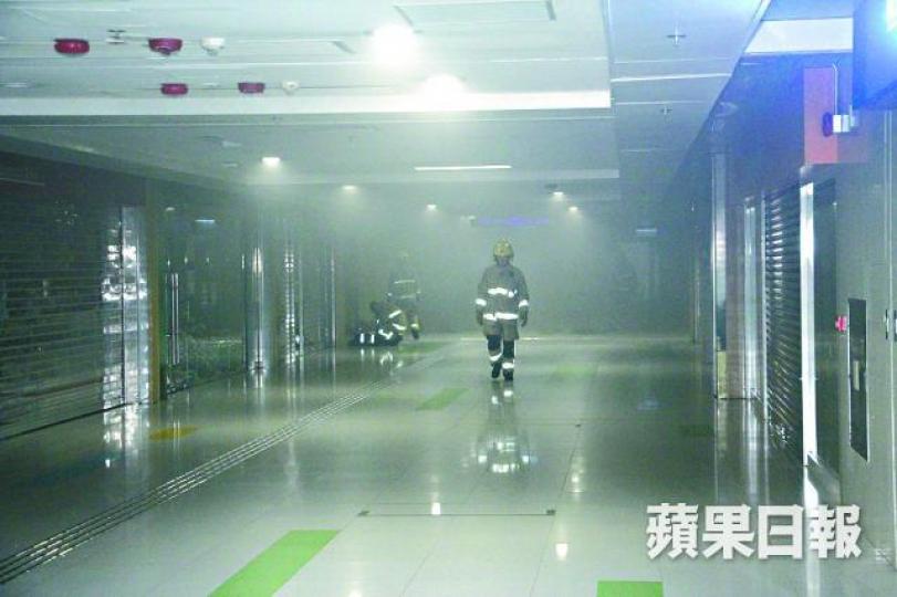 ■商場佈滿濃煙，消防到場撲救。唐家輝攝