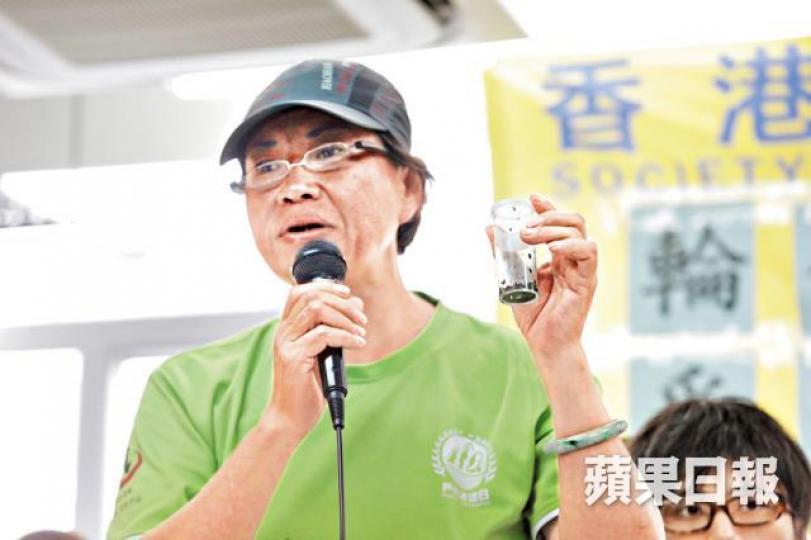■劏房戶孔女士拿出在家中捉的一樽木蝨,促政府盡快解決基層住屋問題。 ■劏房戶孔女士拿出在家中捉的一樽木蝨,促政府盡快解決基層住屋問題。