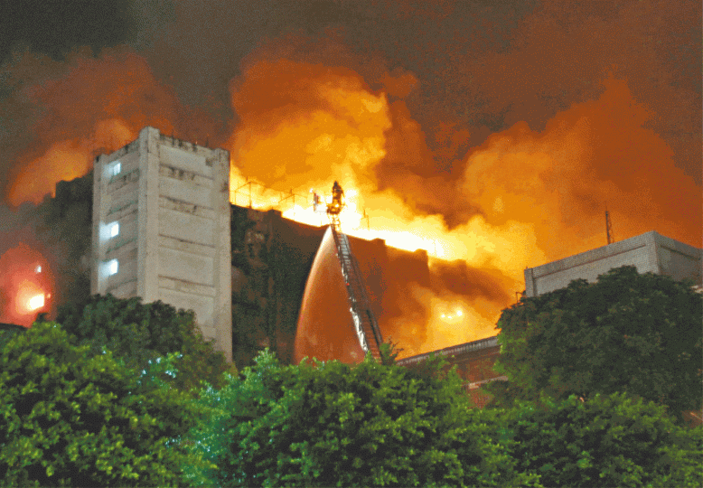 ■桃園敬鵬工廠大火並發生多次爆炸,致5名消防員殉職。 台灣《蘋果日報》■大火燃燒逾一天仍未熄。 ■疲憊不堪的消防員在火場外稍事休息。 台灣《蘋果日報》 ■桃園敬鵬工廠大火並發生多次爆炸,致5名消防員殉職。 台灣《蘋果日報》■大火燃燒逾一天仍未熄。 ■疲憊不堪的消防員在火場外稍事休息。 台灣《蘋果日報》