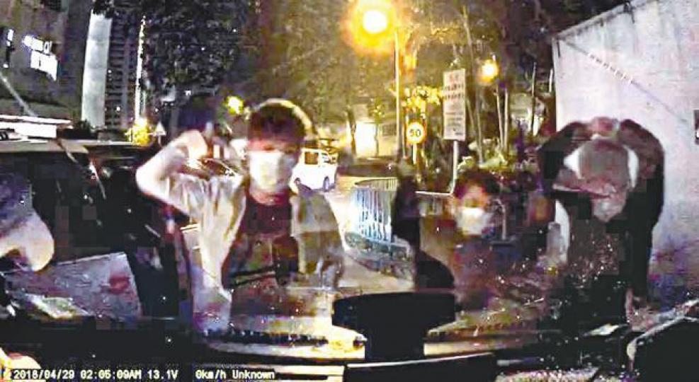 ■凌晨時分,數名男子手持鐵通向七人車車頭狂扑。讀者提供圖片■七人車整幅擋風玻璃碎裂。 ■凌晨時分,數名男子手持鐵通向七人車車頭狂扑。讀者提供圖片■七人車整幅擋風玻璃碎裂。