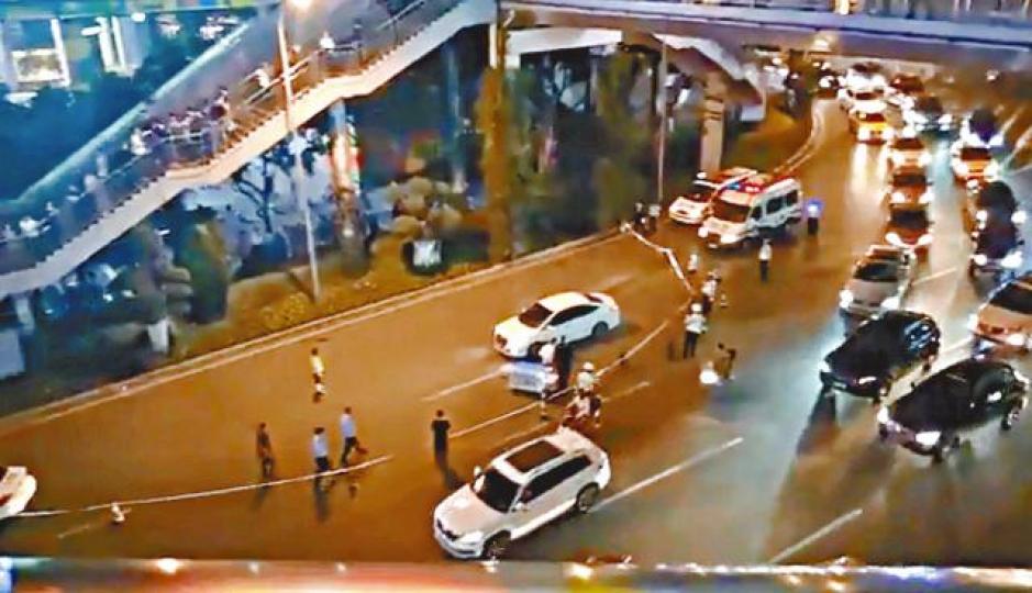 ■狠父將孩子掟落天橋被車輾死現場。互聯網 ■狠父將孩子掟落天橋被車輾死現場。互聯網