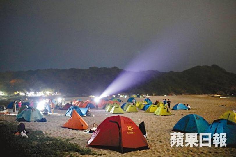 ■西貢鹹田灣營地昨有大批人紮營過夜。夏家朗攝【內地客玩轉鹹田灣】排隊沖涼【內地客玩轉鹹田灣】露天影院【內地客玩轉鹹田灣】隊啤過橋【內地客玩轉鹹田灣】營火大會 ■西貢鹹田灣營地昨有大批人紮營過夜。夏家朗攝【內地客玩轉鹹田灣】排隊沖涼【內地客玩轉鹹田灣】露天影院【內地客玩轉鹹田灣】隊啤過橋【內地客玩轉鹹田灣】營火大會