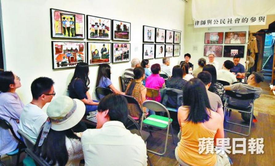 ■主辦單位日前舉行講座,講述夏霖案始末。黎樹雄攝(一)2016年,夏霖由維權律師變成犯人,遭押上法庭受審(二)夏霖坐在法庭中央,接受審訊(三)案件聲稱「公開審判」,但僅6名旁聽者,其中5人屬官方人員(四)夏霖在一審時被判囚12年,聞訊一刻神情肅穆(五)審訊末段,畫家將夏霖由鮮明形象變成面目模糊的人物■藝術家劉偉偉組織畫家重繪審訊一刻。 ■主辦單位日前舉行講座,講述夏霖案始末。黎樹雄攝(一)2016年,夏霖由維權律師變成犯人,遭押上法庭受審(二)夏霖坐在法庭中央,接受審訊(三)案件聲稱「公開審判」,但僅6名旁聽者,其中5人屬官方人員(四)夏霖在一審時被判囚12年,聞訊一刻神情肅穆(五)審訊末段,畫家將夏霖由鮮明形象變成面目模糊的人物■藝術家劉偉偉組織畫家重繪審訊一刻。