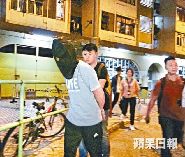 ■涉非禮被捕的停職警員被鎖上手銬,帶署扣查問話。姜偉康攝 ■涉非禮被捕的停職警員被鎖上手銬,帶署扣查問話。姜偉康攝