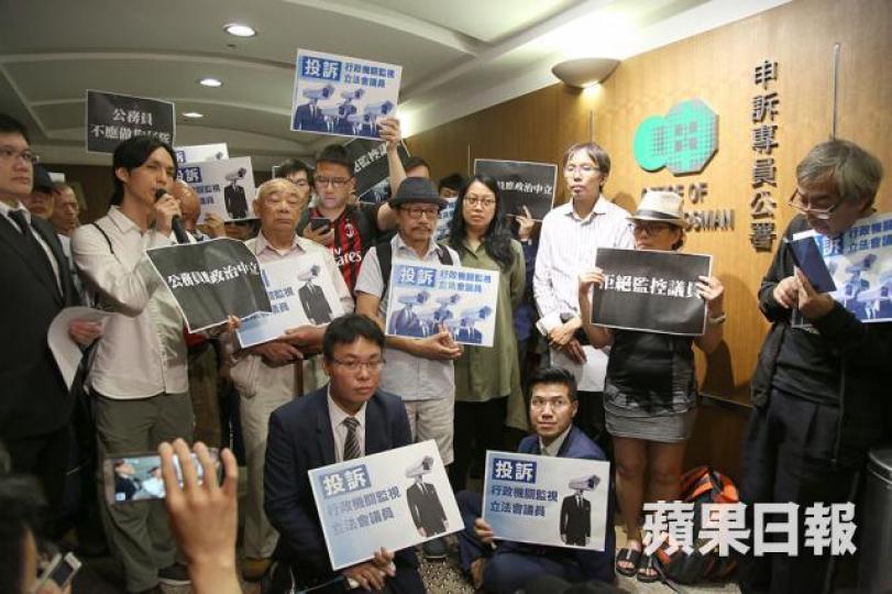 ■近30人昨到申訴專員公署投訴政府出動大量「狗仔隊」在議會內追蹤議員去向。 ■近30人昨到申訴專員公署投訴政府出動大量「狗仔隊」在議會內追蹤議員去向。