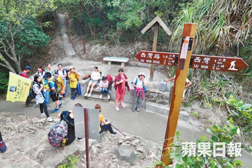 ■記者昨到西灣直擊,沿途遇上內地露營團。 ■記者昨到西灣直擊,沿途遇上內地露營團。