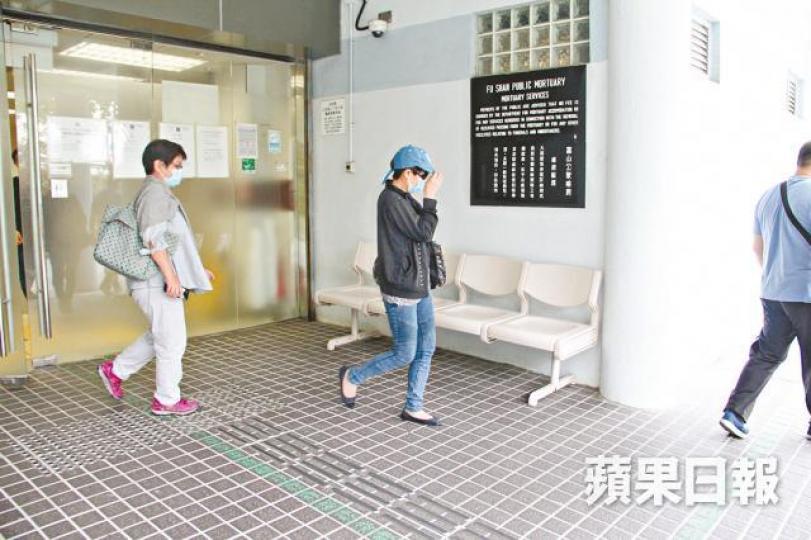 ■死者妻子(黑衫者)昨晨到沙田富山殮房認屍。周鴻熙攝 ■死者妻子(黑衫者)昨晨到沙田富山殮房認屍。周鴻熙攝