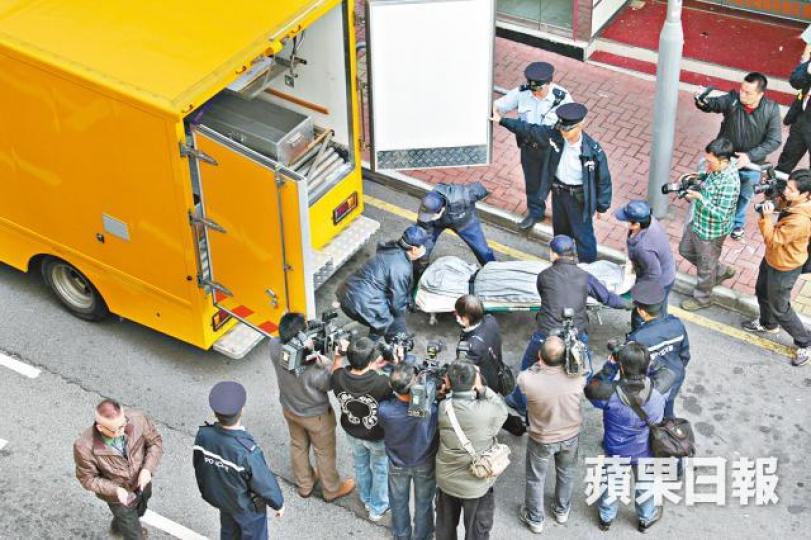 ■被告稱「好嬲」下扼死者頸釀悲劇;圖為當日死者遺體被搬走。 ■被告稱「好嬲」下扼死者頸釀悲劇;圖為當日死者遺體被搬走。
