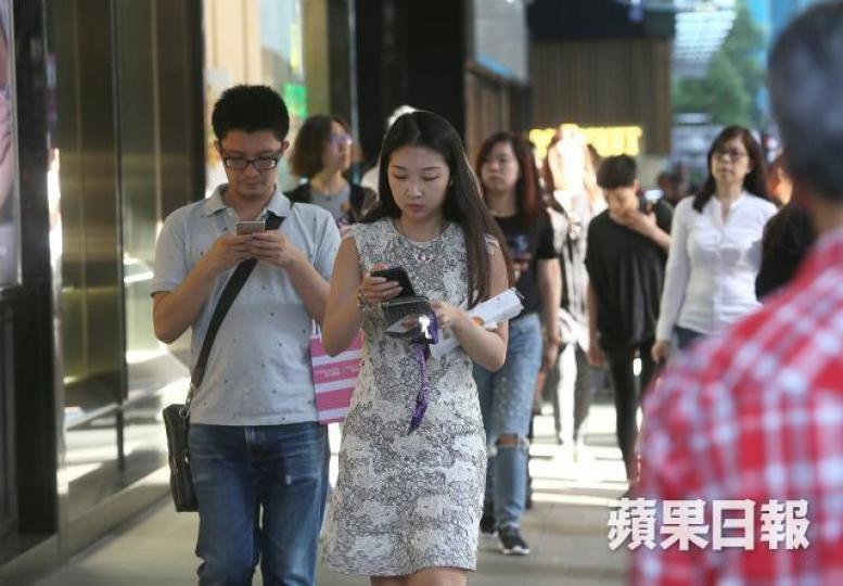 ■香港智能手機普及率與2016年相比,由470萬人升至493萬人。 ■香港智能手機普及率與2016年相比,由470萬人升至493萬人。