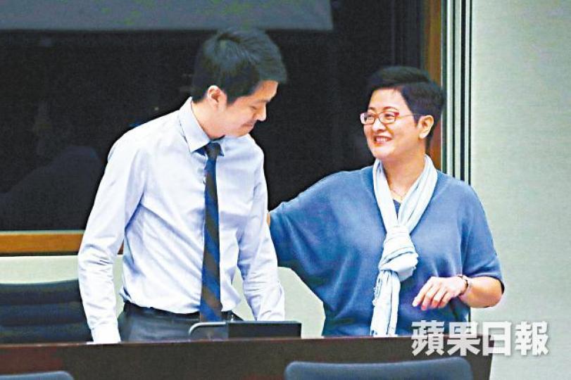 ■黃碧雲昨在立會拍拍許智峯膊頭以示安慰。謝榮耀攝 ■黃碧雲昨在立會拍拍許智峯膊頭以示安慰。謝榮耀攝