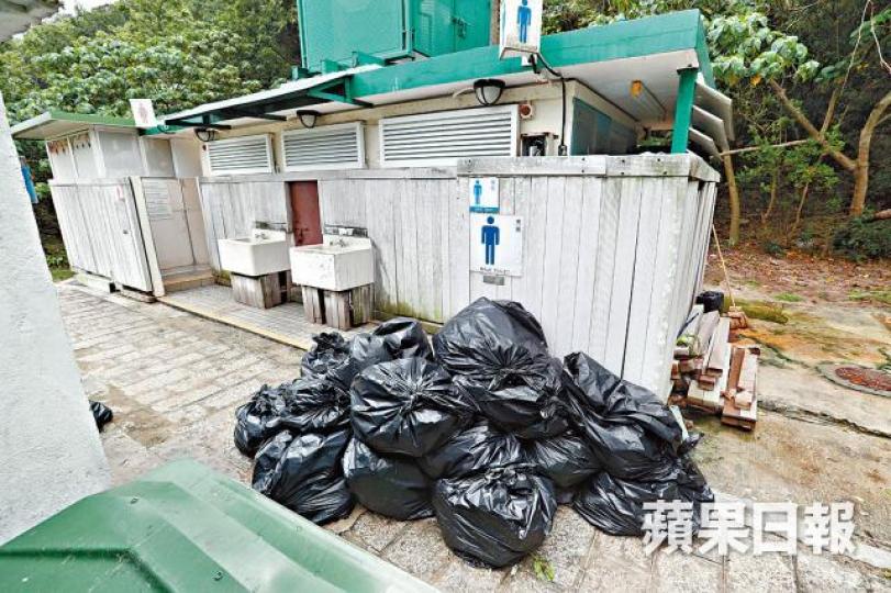 ■內地客攻西灣露營地,每日留下大批垃圾需清潔工清理。 ■內地客攻西灣露營地,每日留下大批垃圾需清潔工清理。