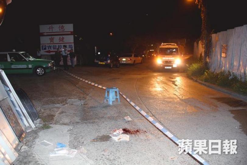 ■四漢扑爛的士車窗拖出青年狂斬,現場遺下大灘血迹。 ■四漢扑爛的士車窗拖出青年狂斬,現場遺下大灘血迹。