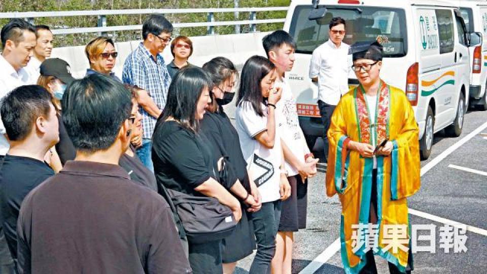 ■死者黃建明的親友昨到車禍現場進行路祭,眾人神色哀傷。劉柏麟攝■死者黃建明 ■死者黃建明的親友昨到車禍現場進行路祭,眾人神色哀傷。劉柏麟攝■死者黃建明