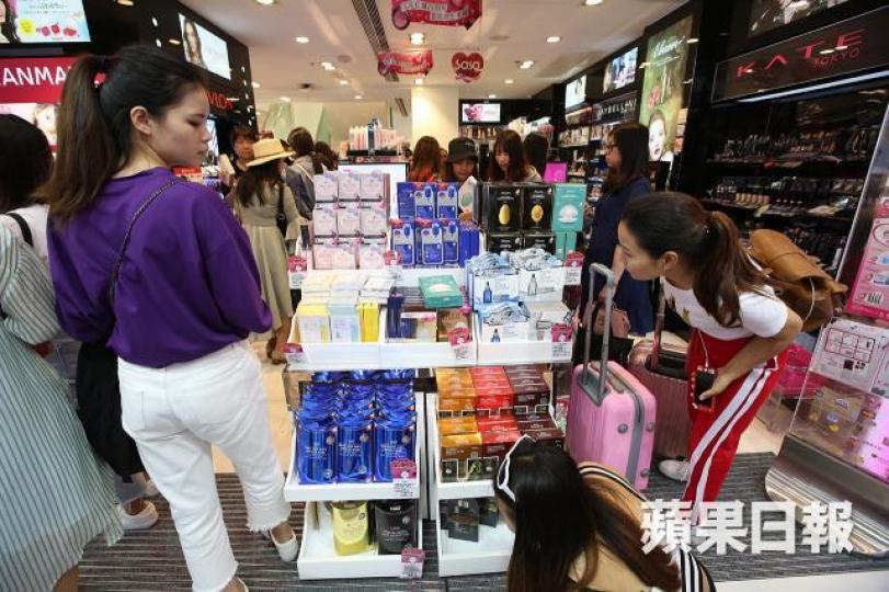 ■業界指受惠經濟向好加上港元匯率低走,平日銷售額已按年錄雙位數增長,預期黃金周可維持表現。 ■業界指受惠經濟向好加上港元匯率低走,平日銷售額已按年錄雙位數增長,預期黃金周可維持表現。