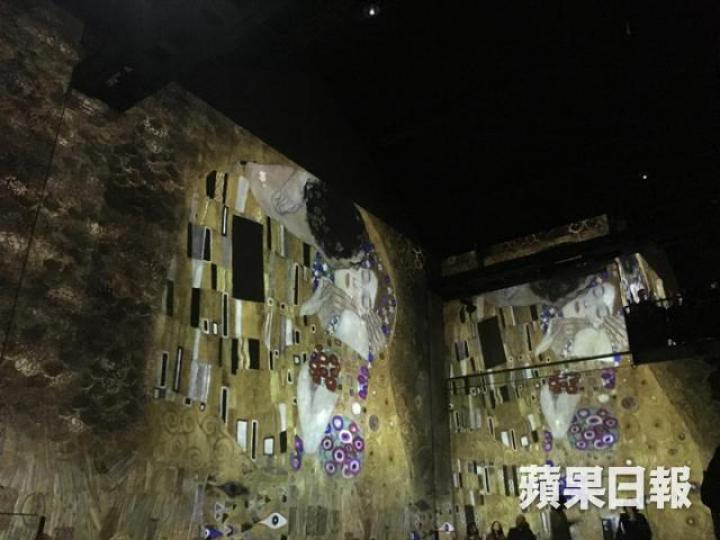 ■Gustav Klimt的The Kiss最為人認識。■觀眾可以任坐任企,融入光影與音樂之中。■現場有個騎樓,讓人一覽無遺。 ■Gustav Klimt的The Kiss最為人認識。■觀眾可以任坐任企,融入光影與音樂之中。■現場有個騎樓,讓人一覽無遺。