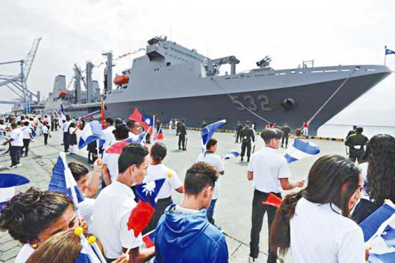 ■台軍艦上月抵達多明尼加,獲當地民眾持中華民國旗迎接。 ■台軍艦上月抵達多明尼加,獲當地民眾持中華民國旗迎接。