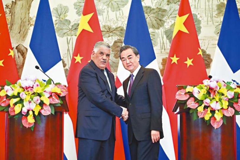 ■在銀彈攻勢下,多明尼加宣佈與台灣斷交,轉與中國建交;圖為多國外長巴爾加斯(左)與中國外長王毅在北京簽署聯合公報。歐新社■多國駐台使館昨午撤下國旗。 台灣《蘋果日報》 ■在銀彈攻勢下,多明尼加宣佈與台灣斷交,轉與中國建交;圖為多國外長巴爾加斯(左)與中國外長王毅在北京簽署聯合公報。歐新社■多國駐台使館昨午撤下國旗。 台灣《蘋果日報》