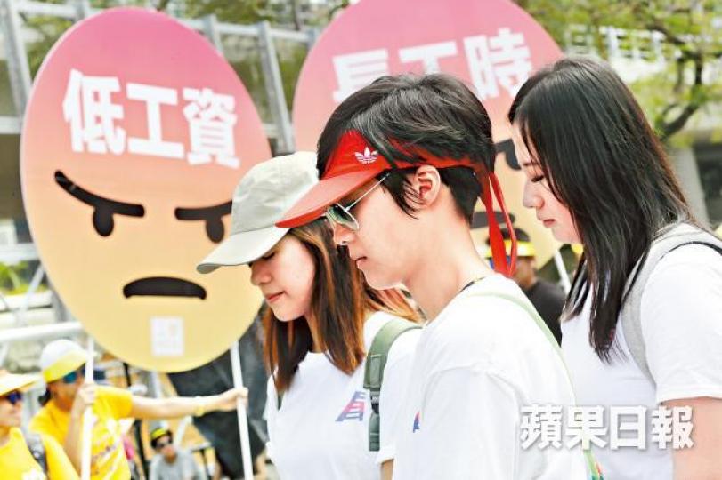 ■職工盟集會上,參與者為疲勞死及意外喪生的工友默哀一分鐘。■強先生■李先生 ■職工盟集會上,參與者為疲勞死及意外喪生的工友默哀一分鐘。■強先生■李先生