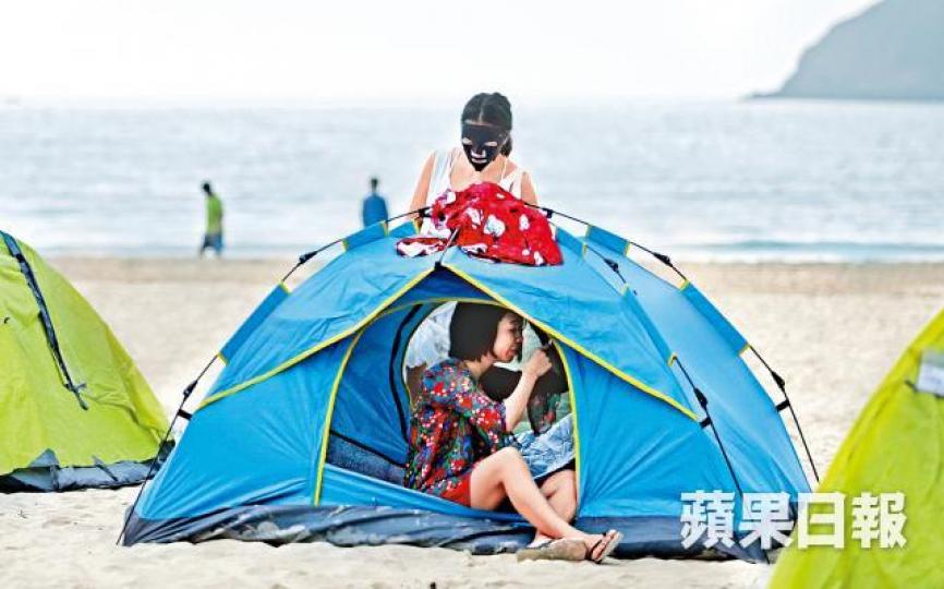 【鹹田灣】■有女團友昨早起床後在營帳邊敷面膜。夏家朗攝■鹹田灣公廁旁昨早堆滿垃圾。■鹹田灣公廁洗手盆前晚塞滿棄置胸圍及波鞋等。 【鹹田灣】■有女團友昨早起床後在營帳邊敷面膜。夏家朗攝■鹹田灣公廁旁昨早堆滿垃圾。■鹹田灣公廁洗手盆前晚塞滿棄置胸圍及波鞋等。