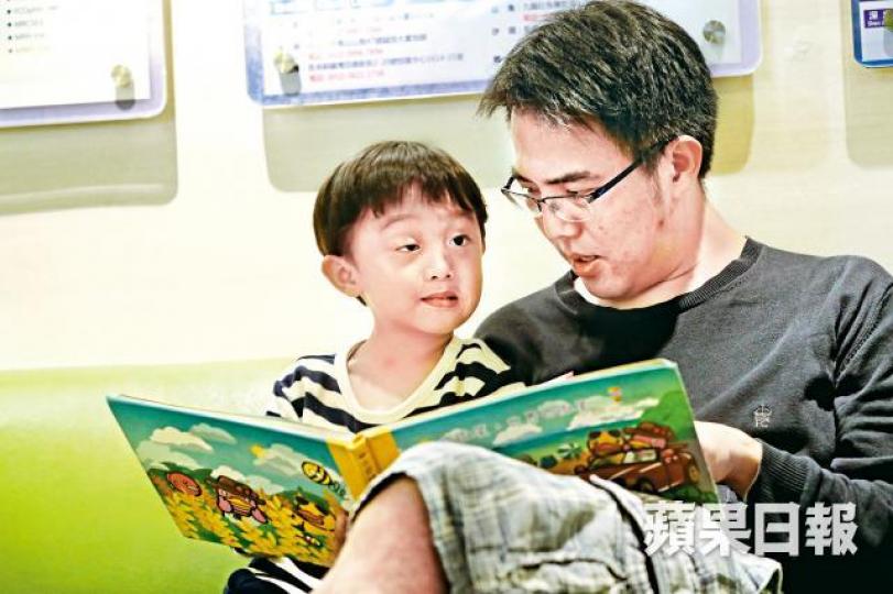 ■謙謙父親稱兒子眼瞼下垂5毫米,怕他被同學取笑,計劃在他升小學前做手術。謝榮耀攝 ■謙謙父親稱兒子眼瞼下垂5毫米,怕他被同學取笑,計劃在他升小學前做手術。謝榮耀攝