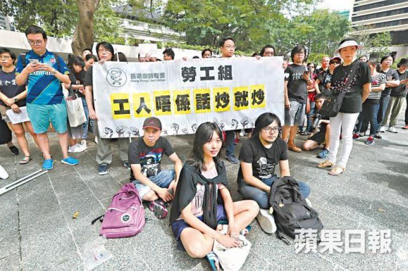 ■左起︰3名街工員工譚亮英、王曉君和黎治甫稱被停薪。易仰民攝梁耀忠