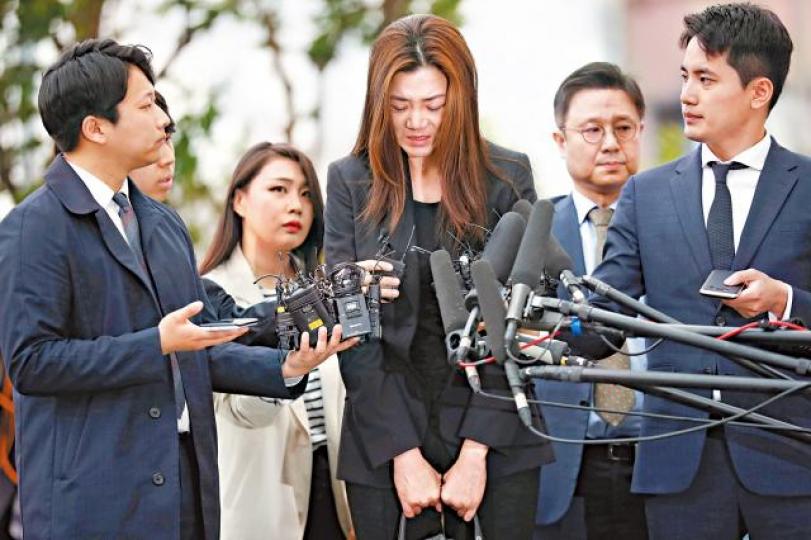 ■趙顯旼(中)昨於警署外含淚道歉。 路透社 ■趙顯旼(中)昨於警署外含淚道歉。 路透社