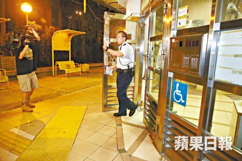 ■警員到發生盜竊案的現場調查。 ■警員到發生盜竊案的現場調查。