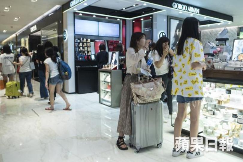 ■銅鑼灣及尖沙嘴一帶大型商場內都未見有人潮。 ■銅鑼灣及尖沙嘴一帶大型商場內都未見有人潮。