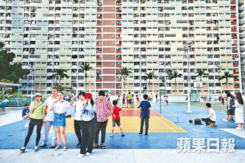 ■彩虹邨外牆色彩斑斕,吸引不少旅客前來拍照。 ■彩虹邨外牆色彩斑斕,吸引不少旅客前來拍照。