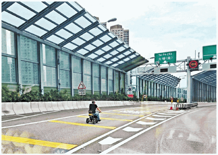 ■內地男昨在吐露港公路行車線中央駕駛電動三輪車。互聯網 ■內地男昨在吐露港公路行車線中央駕駛電動三輪車。互聯網