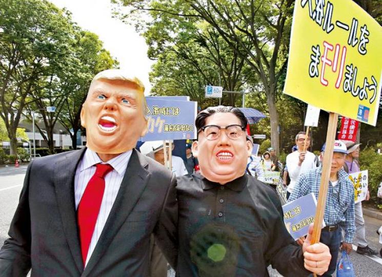 ■東京昨有人戴上特朗普和金正恩的面具,參與勞動節遊行。美聯社 ■東京昨有人戴上特朗普和金正恩的面具,參與勞動節遊行。美聯社