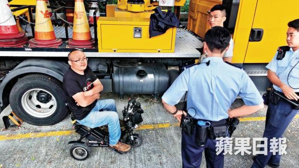 ■內地男被截停後,由警員口頭警告了事。姜偉康攝 ■內地男被截停後,由警員口頭警告了事。姜偉康攝