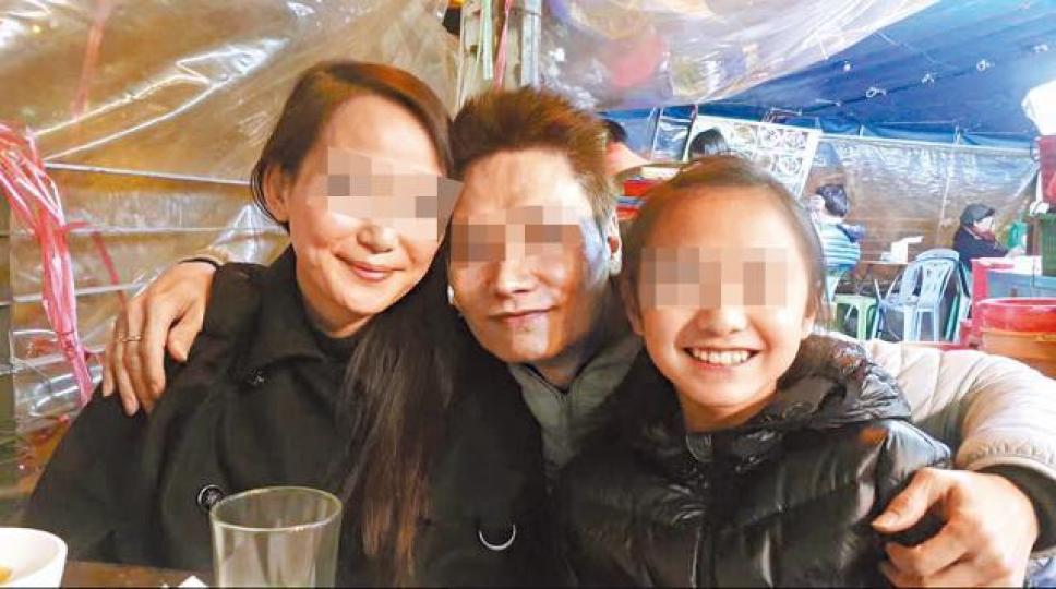■照片所見,阿九(中)與李女及女兒相處融洽。互聯網■阿九現於樂華邨商場一間髮型屋上班。 ■照片所見,阿九(中)與李女及女兒相處融洽。互聯網■阿九現於樂華邨商場一間髮型屋上班。