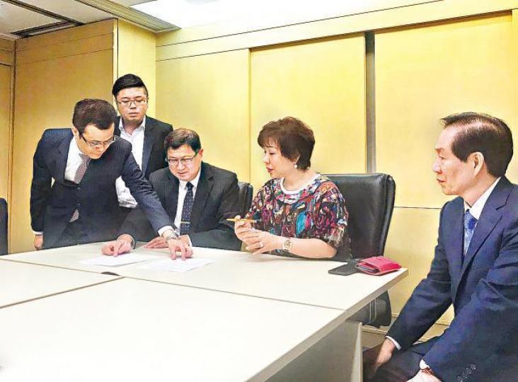 ■中環中心買家代表盧文端（右）及朱李月華（右二），昨與長實代表（中）簽正式買賣合約。消息人士提供