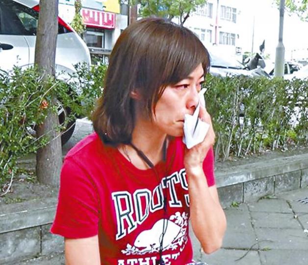 ■陳詩欣哭訴自己無辜。■丈夫董俊男展示傷痕。 ■陳詩欣哭訴自己無辜。■丈夫董俊男展示傷痕。