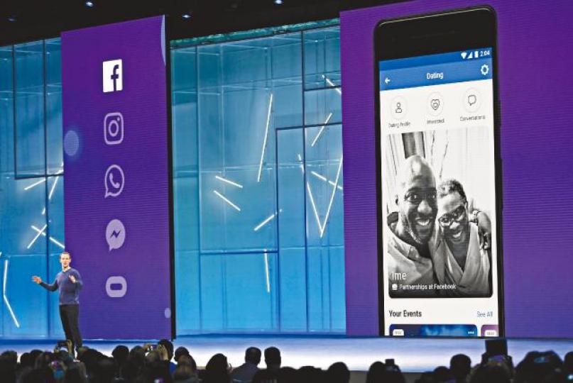 ■ facebook「教主」朱克伯格前日在開發商大會上介紹新增徵友功能。路透社 ■ facebook「教主」朱克伯格前日在開發商大會上介紹新增徵友功能。路透社