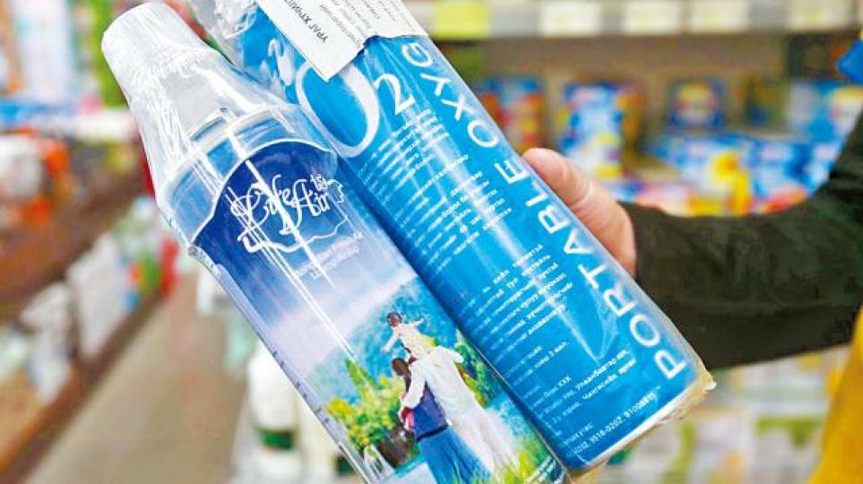 ■烏蘭巴托市民對「氧氣雞尾酒」趨之若鶩。 ■烏蘭巴托市民對「氧氣雞尾酒」趨之若鶩。