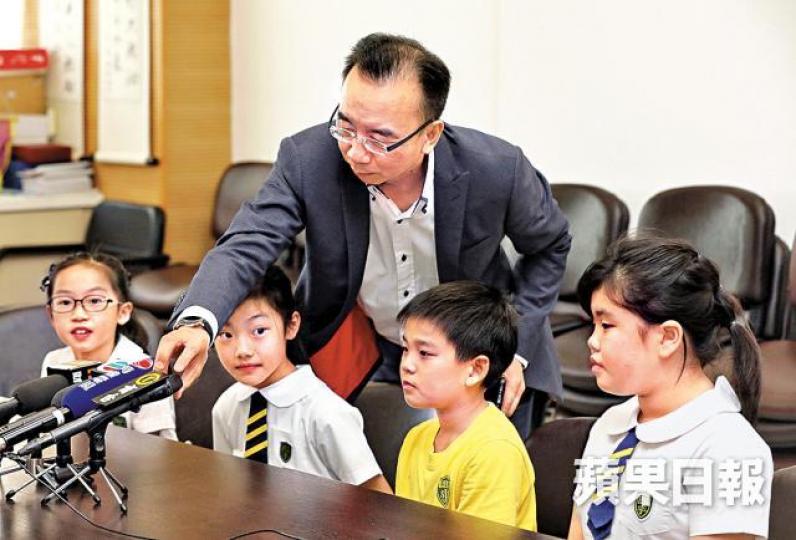 ■4名聖雅各小學學生昨考TSA後,由校長張勇邦陪同受訪。李家皓攝 ■4名聖雅各小學學生昨考TSA後,由校長張勇邦陪同受訪。李家皓攝