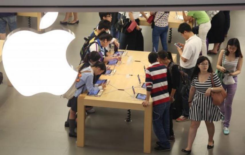 ■Apple Store初嚟香港時,劃一以3萬月薪搶人,見工排隊一度長達兩年。資料圖片 ■Apple Store初嚟香港時,劃一以3萬月薪搶人,見工排隊一度長達兩年。資料圖片