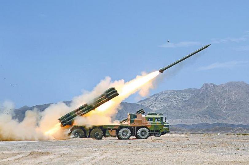■大陸軍事網站指解放軍只須出動火箭炮連隊,就可攻陷台空軍基地;圖為PHL-03火箭炮。■大陸「觀察者網」刊出台新竹空軍基地衞星圖。 ■大陸軍事網站指解放軍只須出動火箭炮連隊,就可攻陷台空軍基地;圖為PHL-03火箭炮。■大陸「觀察者網」刊出台新竹空軍基地衞星圖。