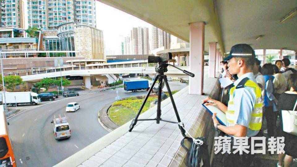 ■警方將用手提攝錄機協助執法,並以大圍車公廟路迴旋處作試點。溫瑞麟攝
■警方將用手提攝錄機協助執法,並以大圍車公廟路迴旋處作試點。溫瑞麟攝