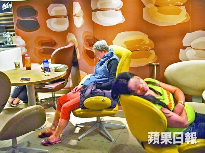 ■調查指大部份女露宿者都選擇在通宵快餐店過夜。 ■調查指大部份女露宿者都選擇在通宵快餐店過夜。