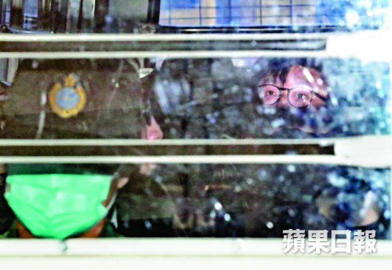 ■暴動案首被告梁天琦昨乘囚車到高院應訊。許頌明攝 ■暴動案首被告梁天琦昨乘囚車到高院應訊。許頌明攝