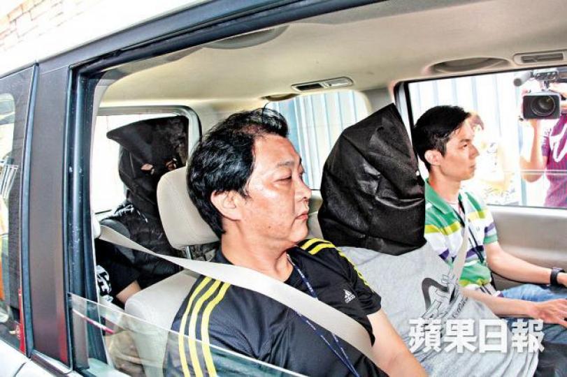 ■兩名毒犯被警方蒙頭帶署,今於西九龍裁判法院提堂。
■兩名毒犯被警方蒙頭帶署,今於西九龍裁判法院提堂。