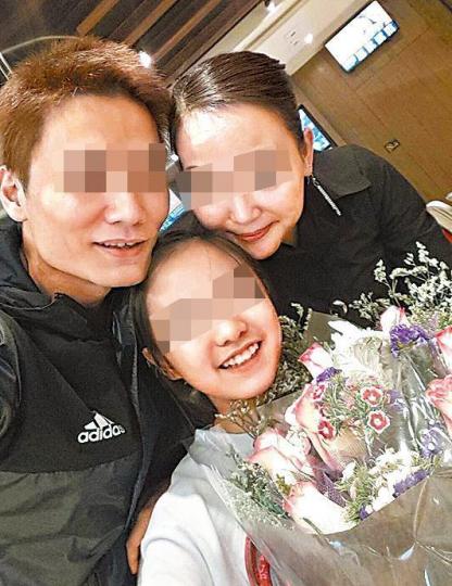 ■阿九(左)與李女拍拖3個月打得火熱,從照片可見李與阿九女兒(中)相處融洽。互聯網
■阿九(左)與李女拍拖3個月打得火熱,從照片可見李與阿九女兒(中)相處融洽。互聯網
