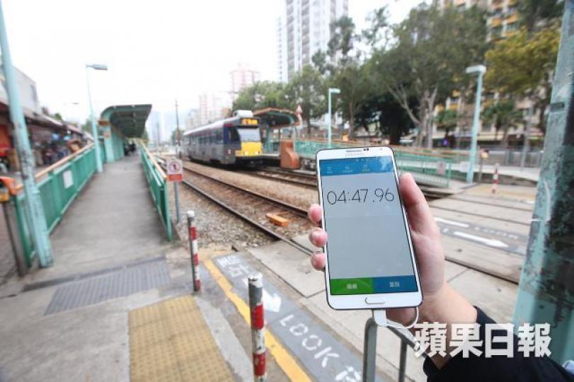 ■從御半山步行前往輕鐵景峰站,需時不足5分鐘。晉平安攝■附近屋苑業主劉太。■附近屋苑住戶陳太。 ■從御半山步行前往輕鐵景峰站,需時不足5分鐘。晉平安攝■附近屋苑業主劉太。■附近屋苑住戶陳太。