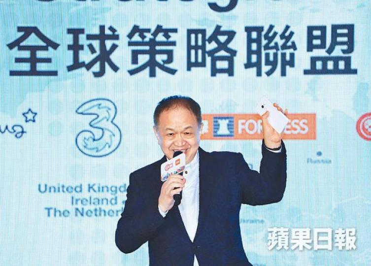 ■霍建寧昨公佈合作計劃,即席拿起小米手機。譚德潤攝 ■霍建寧昨公佈合作計劃,即席拿起小米手機。譚德潤攝