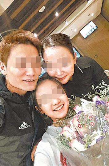 ■女童父親(左)與李女(右)及10歲女兒(中)表面相處融洽。■警方昨日三度上門尋女童父親無果。 ■女童父親(左)與李女(右)及10歲女兒(中)表面相處融洽。■警方昨日三度上門尋女童父親無果。