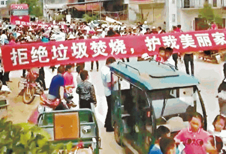 ■安徽數百民眾上街抗議遭鎮壓。■民眾在衝突中倒地。 ■安徽數百民眾上街抗議遭鎮壓。■民眾在衝突中倒地。